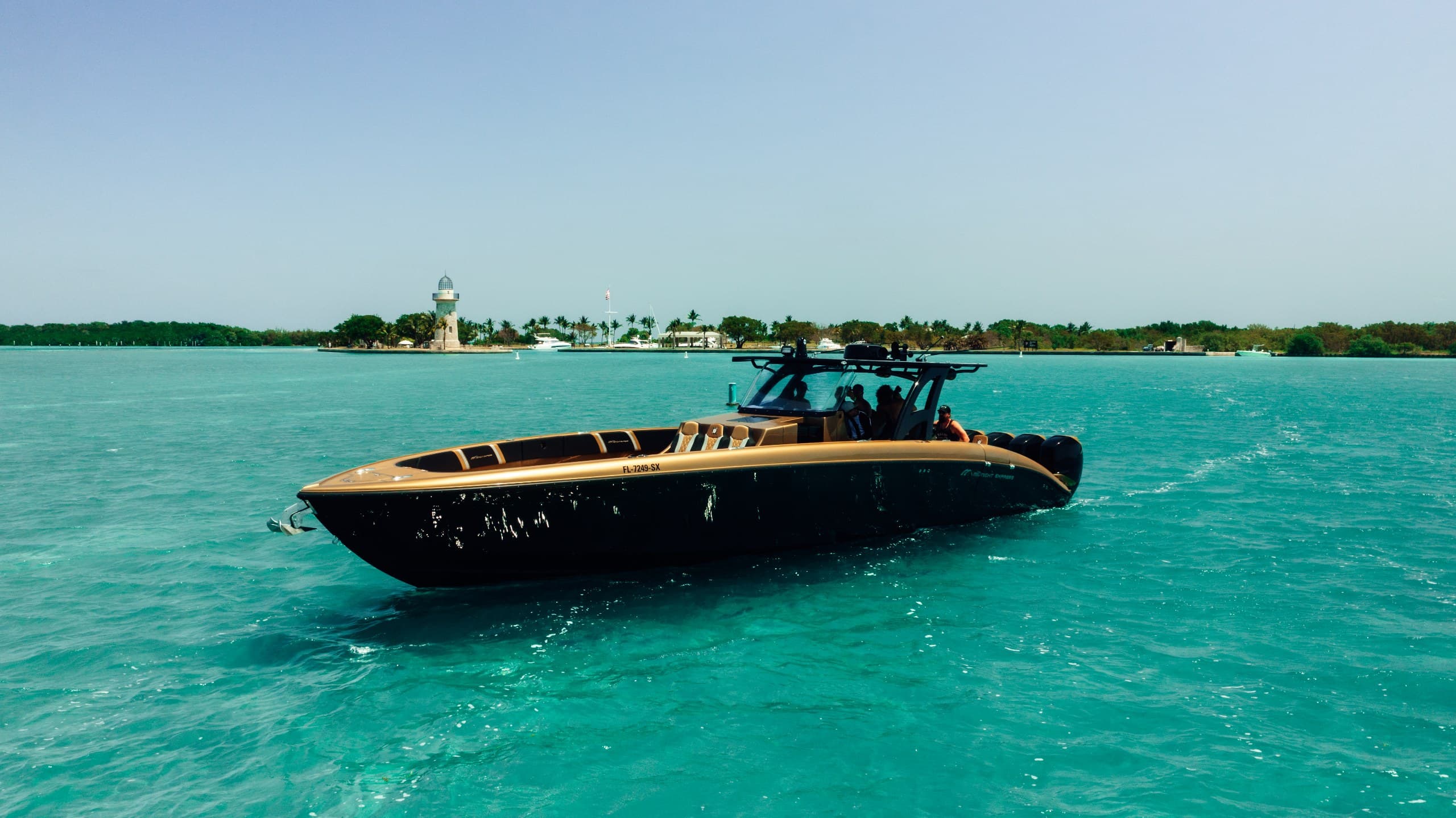 43ft Black & Gold Ultra Luxury Yacht Charter — photo 15